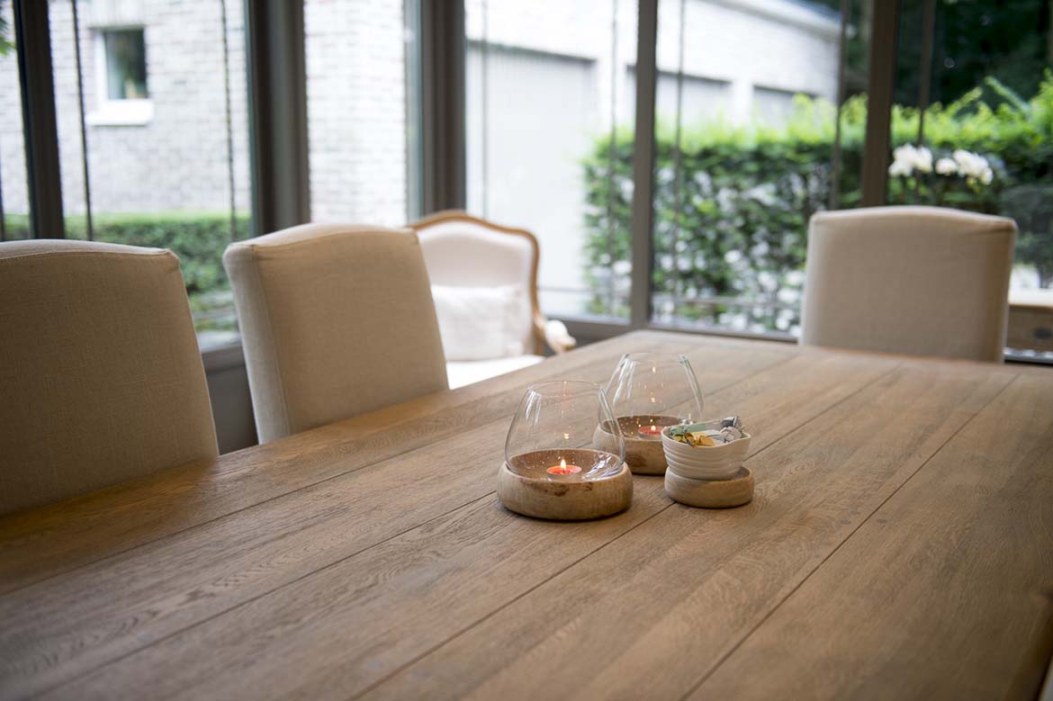Lange houten tafel met beige stoelen
